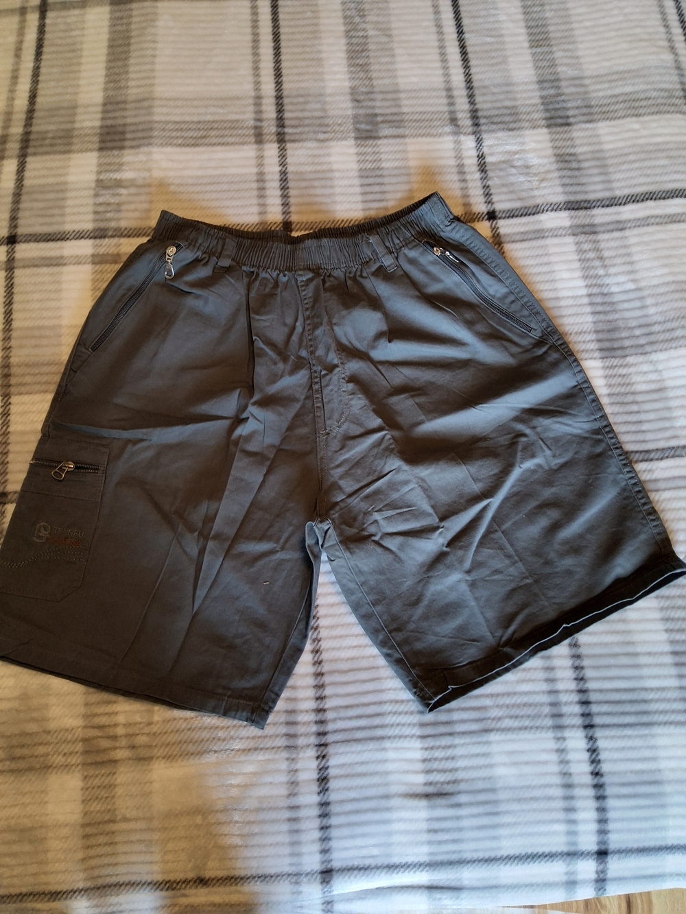 Men's Elastic-Waist Gray Cargo Shorts